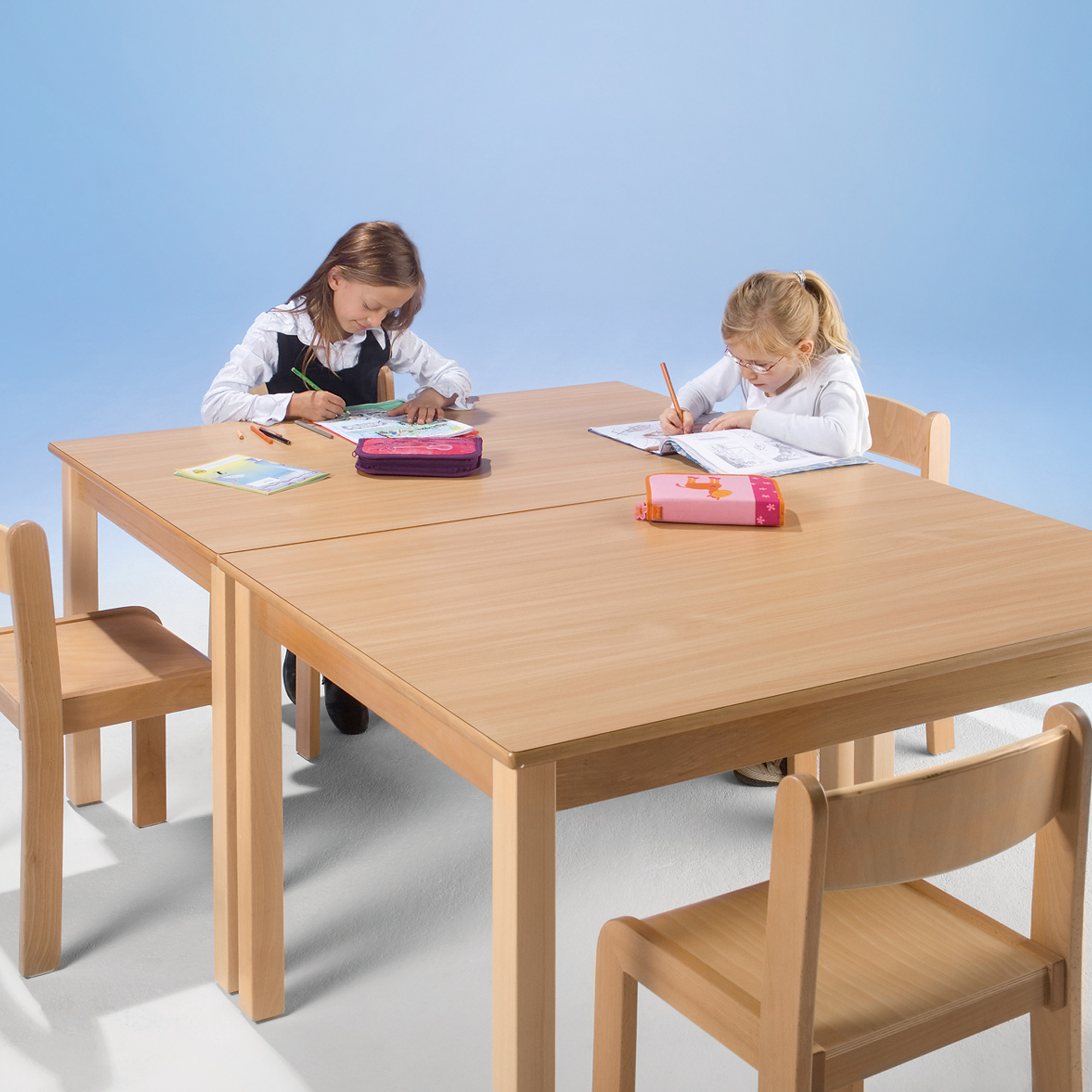 Rechtecktisch mit Massivholzgestell und Schichtstoffplatte B/T: 140x70 cm, in 7 Tischhöhen lieferbar